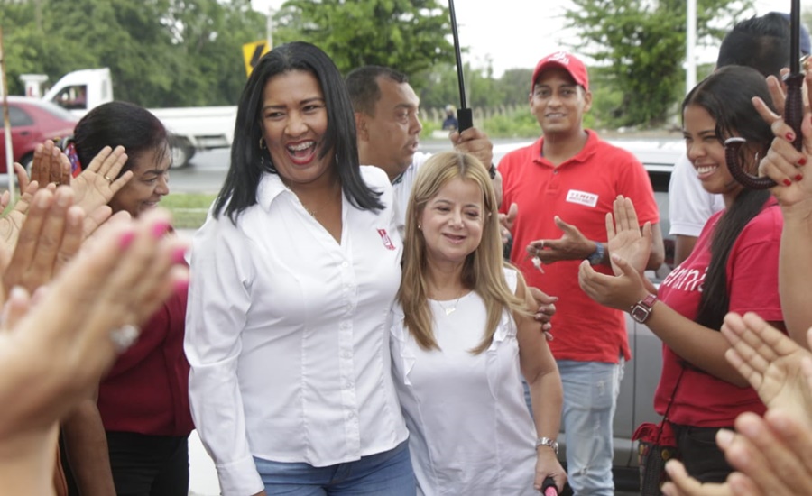 Yenis Orozco y Elsa Noguera con la gente de Malambo
