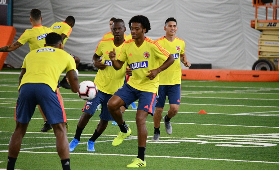 Selección Colombia entrenó en cancha cubierta por el clima de Miami