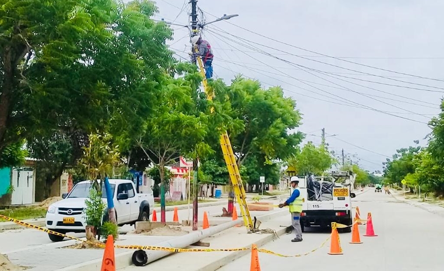 Avanza instalación de postes en Puerto Giraldo