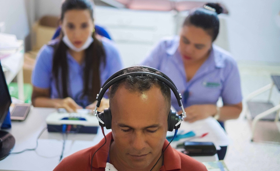 Gobernación entrega audífonos a 1.000 personas del departamento