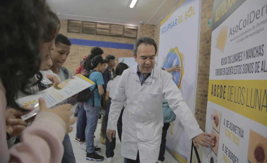 Dermatólogos de Colombia se tomarán colegio de Barranquilla para cantar una nueva versión de Sol Solecito contra el cáncer de piel.