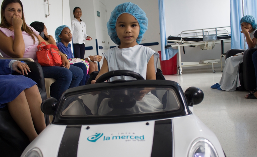 En carritos eléctricos llegan los niños de Barranquilla a sus cirugías en la Clínica la Merced