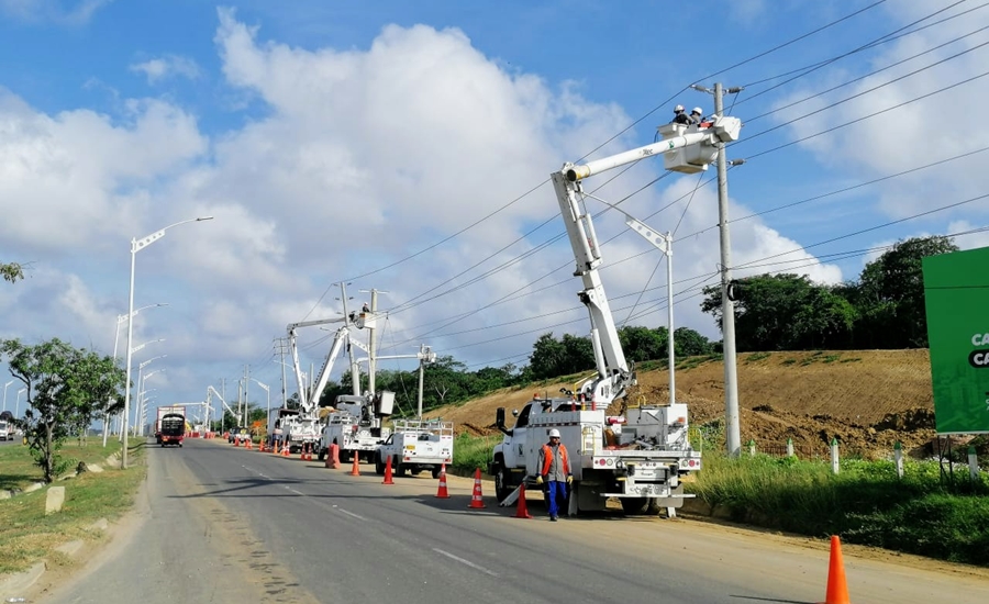 Instalan nuevas redes eléctricas en Las Estrellas, Juan Mina y Lipaya