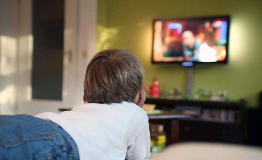 Si este fin de año su hijo se va a quedar en casa, protéjalo del exceso de televisión y videojuegos