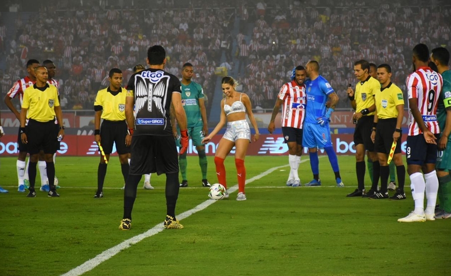 En saque de honor del partido Junior Vs. Equidad, Isabella conoció a Comesaña