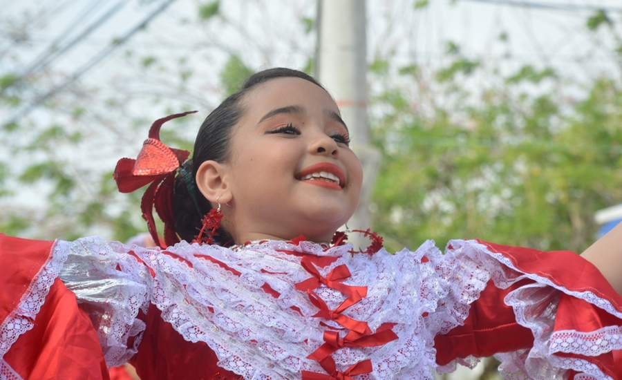 Los niños salvaguardan la tradición en desfile de la calle 84