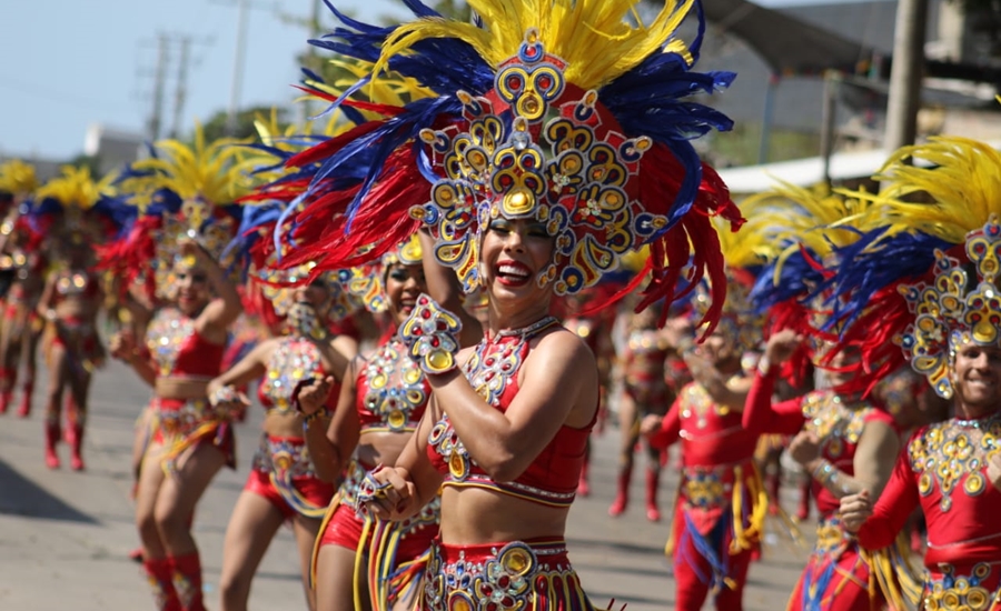 En Gran Parada de Comparsas, la tradición y la fantasía brillaron en todo su esplendor
