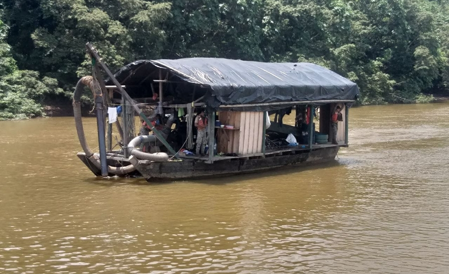 Armada de Colombia continúa con la ofensiva contra la minería ilegal en el departamento del Amazonas