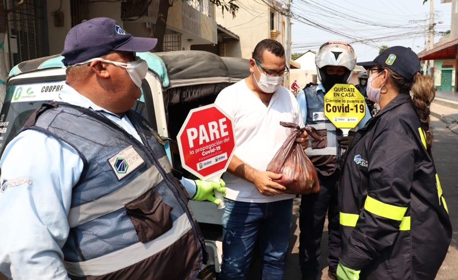 Agentes de Tránsito entregan ayuda alimentaria a mototaxistas y motocarristas en Soledad