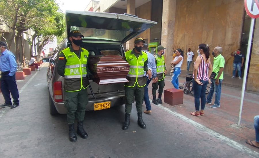 En Santa Marta, con carro fúnebre llaman la atención de los habitantes para que acaten la cuarentena