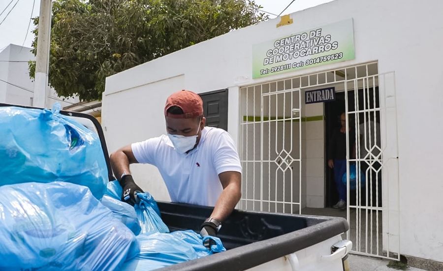 Alcaldía de Soledad realiza entrega de ayudas al gremio de motocarros