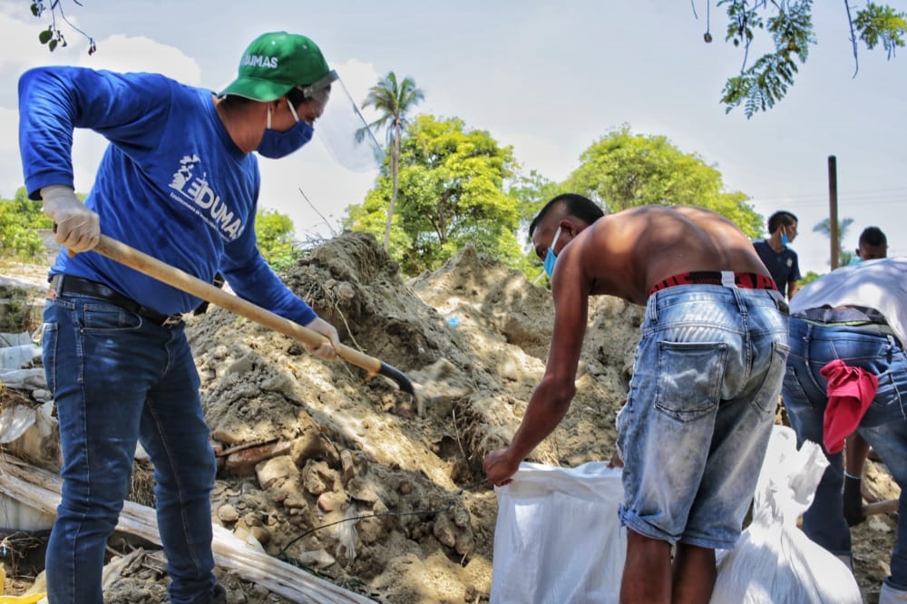 Edumas construye barricadas con los habitantes aledaños al arroyo El Platanal