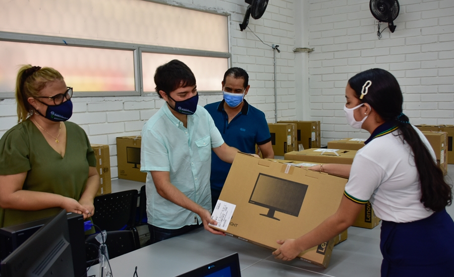 Alcalde Pumarejo entregó salas de informática para atención de víctimas en 4 instituciones educativas distritales