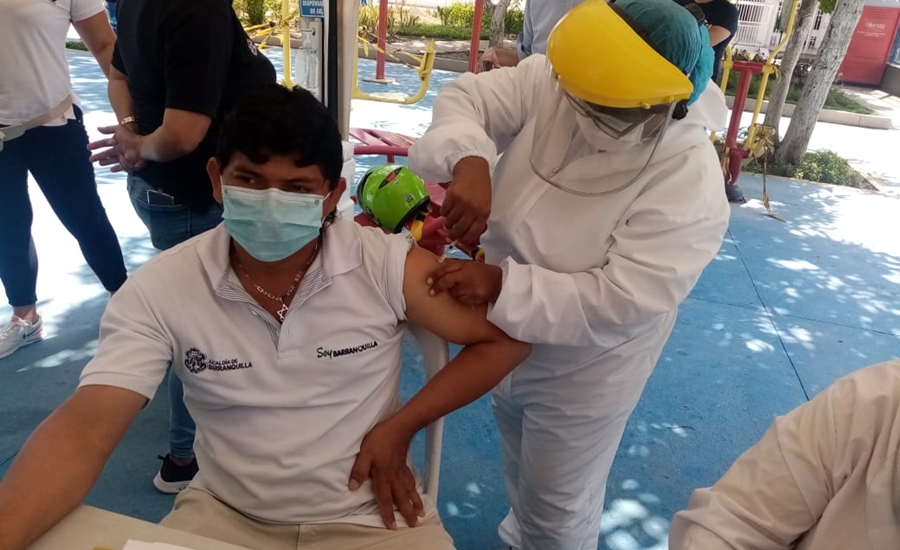 Vacunan contra la influenza a niños y adultos mayores en cercos sanitarios
