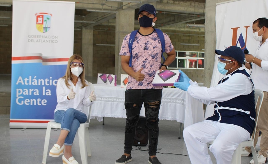 Gobernación y Universidad del Atlántico entregaron tablets a 225 estudiantes