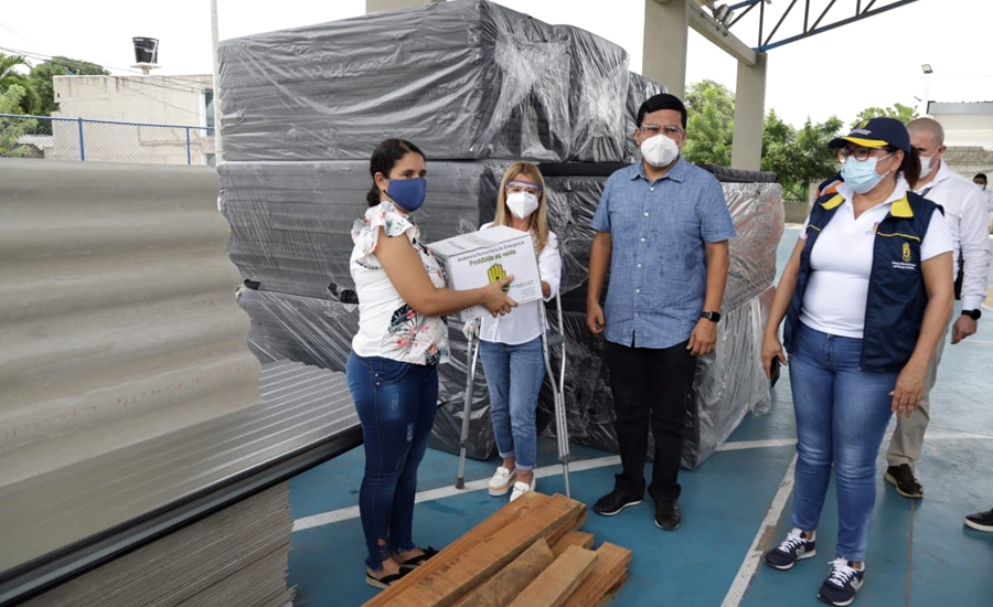 Gobernación entrega ayudas a damnificados por vendaval en Malambo