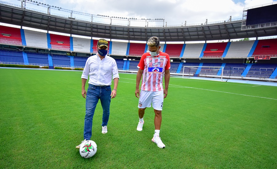 Alcalde Pumarejo y Teo Gutiérrez probaron la grama del Metropolitano: “10 puntos le pongo”, dijo el delantero