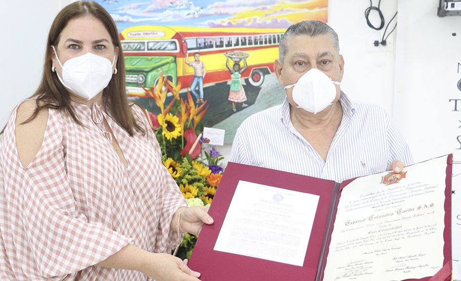 Representante Villalba condecoró, con la Orden de la Democracia Simón Bolívar, al Colegio ITIDA de Soledad