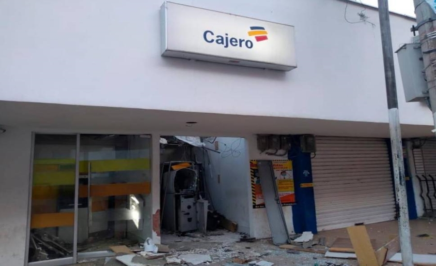 Con explosivos saquean cajero automático