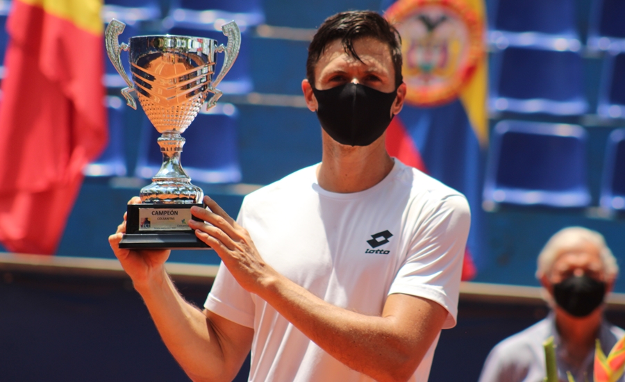 Alejandro González levanta el trofeo en el Colsanitas Open de Pereira