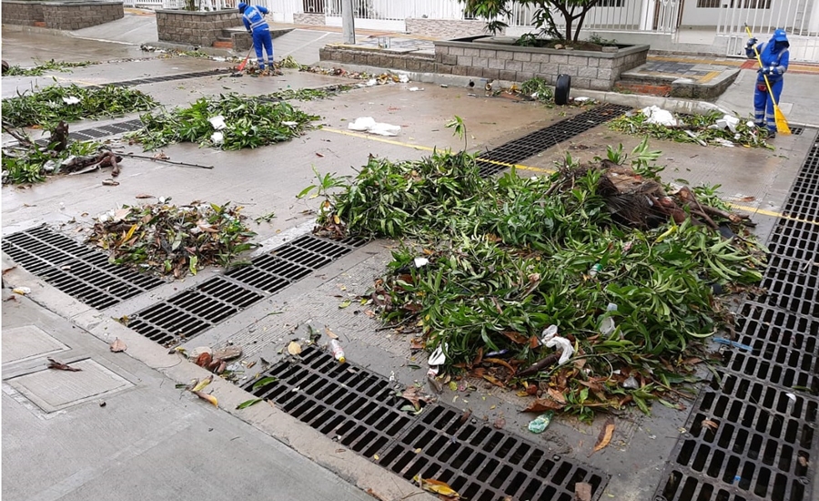 Triple A sigue recogiendo basura en rejillas de las canalizaciones después de las lluvias