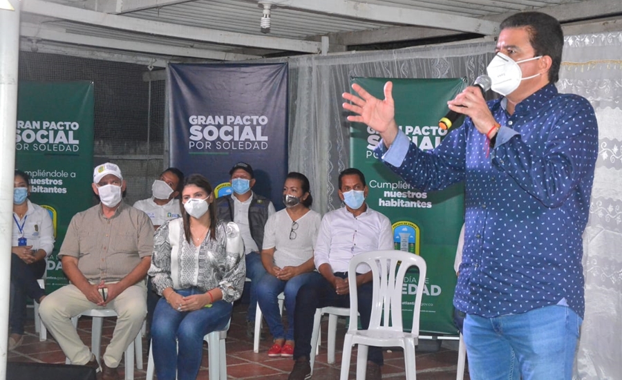 Alcalde Ucrós socializa diseños para construir parque y canchas en el barrio La María de Soledad