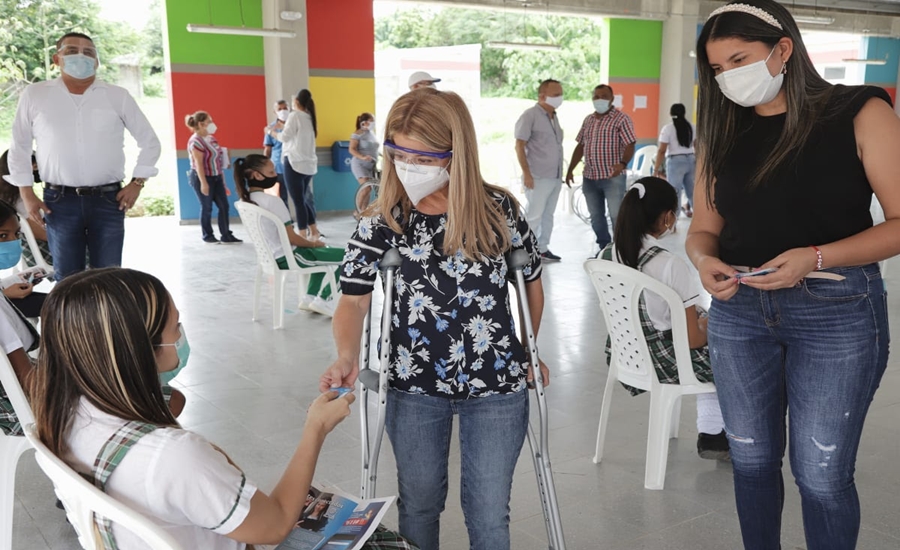 En Juan de Acosta, Gobernadora finaliza maratón de entregas de kits de siembra