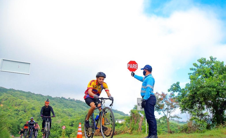 Instituto de Tránsito Departamental acompaña a ciclistas en las vías del Atlántico