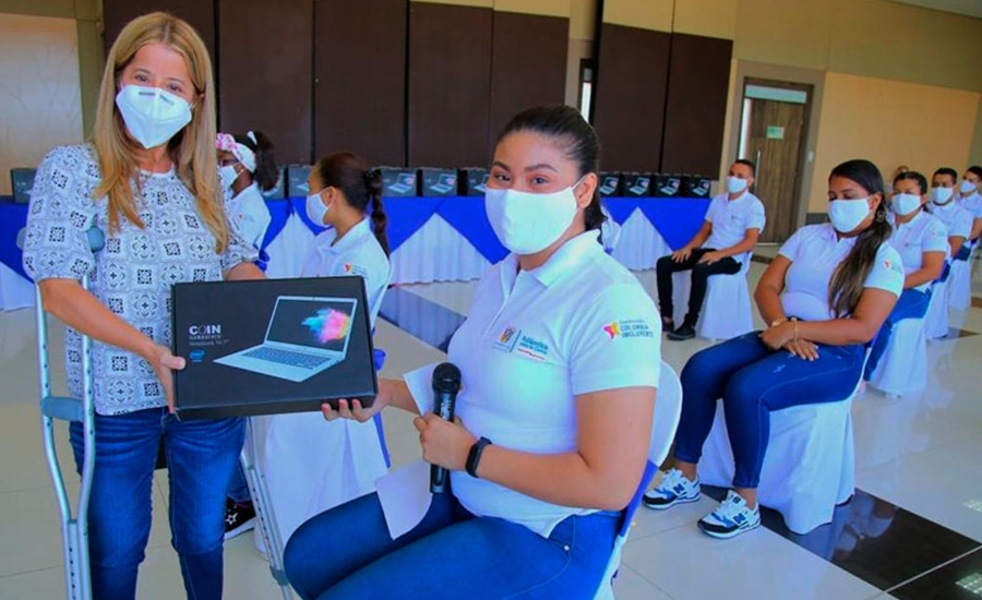 Gobernadora del Atlántico entregó computadores e internet ilimitado a 160 jóvenes del departamento