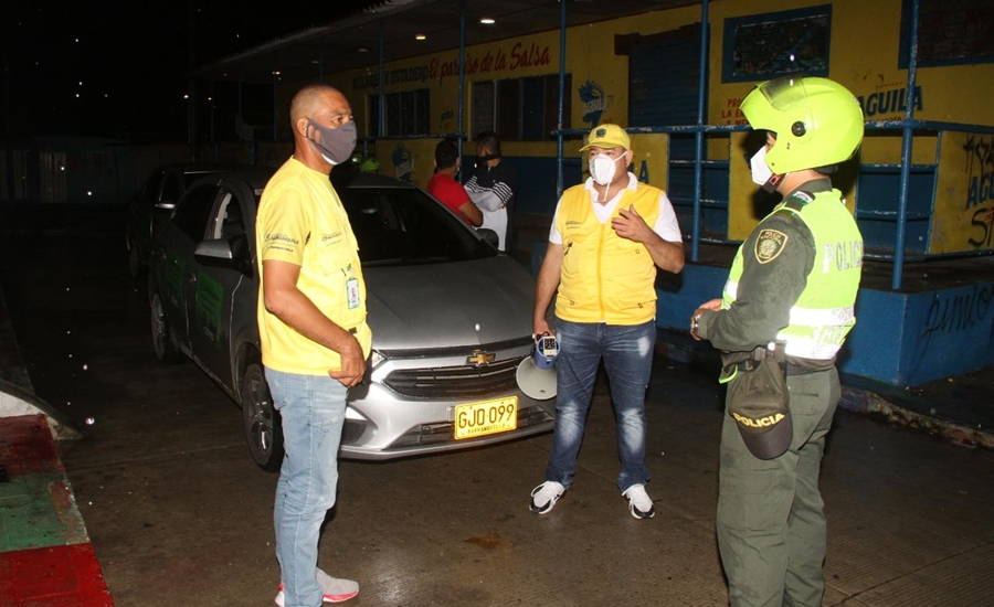 En casa, padres de familia y niños celebraron fiesta de las ‘brujitas’