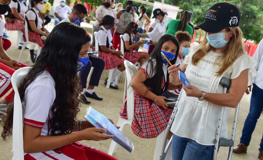Gobernadora entregó a estudiantes del Atlántico los kits para las ‘Pruebas Saber’