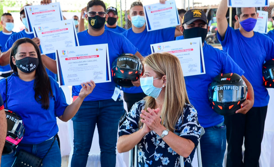 Gobernadora gradúa a primera promoción del programa Conducción Segura del Tránsito del Atlántico