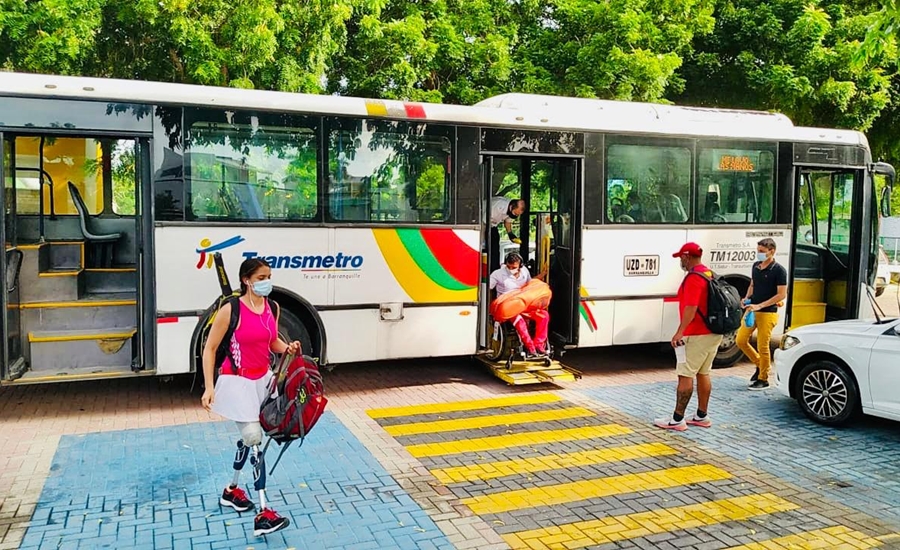 Transmetro transporta a deportistas en condición de discapacidad