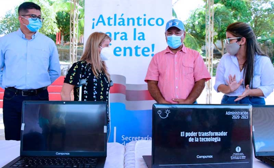 Gobernadora del Atlántico entregó computadores a institución educativa en Usiacurí