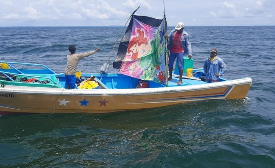 Armada de Colombia rescató a tres ecuatorianos quienes sumaban siete días a la deriva en el mar