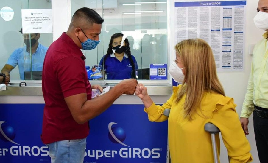 Gobernadora Noguera entregó auxilios económicos para trabajadores de playas en Juan de Acosta y Puerto Colombia