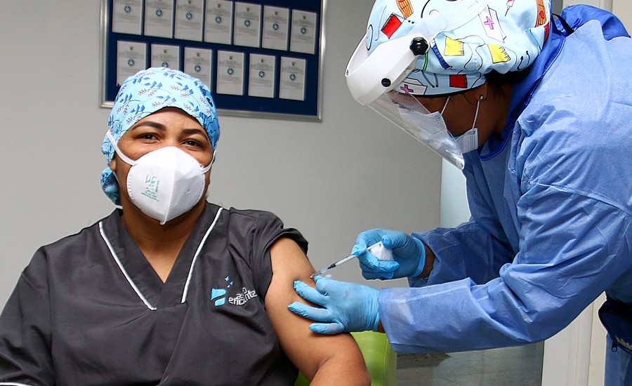 Distrito de Barranquilla inició aplicación de segunda dosis contra COVID-19 a talento humano y apoyo en salud
