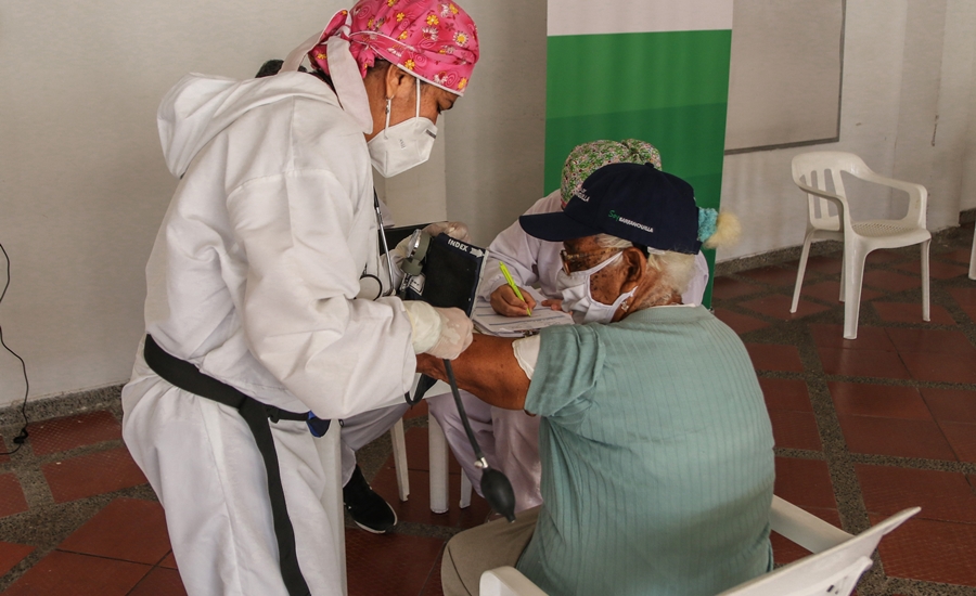 Distrito habilitó punto de vacunación COVID-19 para adultos mayores en el Romelio Martínez