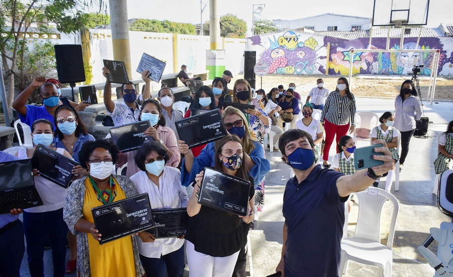 Distrito y MinTIC entregan 2.500 equipos tecnológicos a comunidad educativa de 130 colegios oficiales