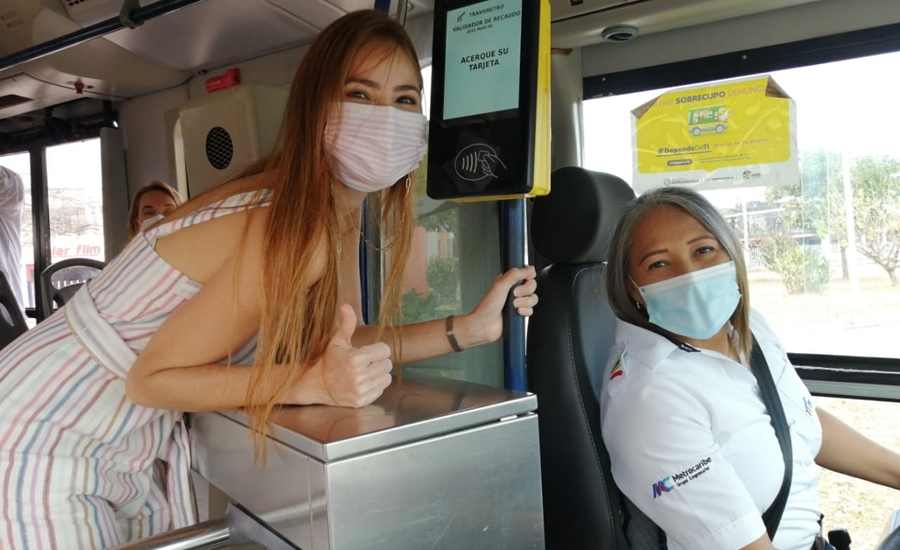 La primera dama de Barranquilla se subió al bus rosa de Transmetro