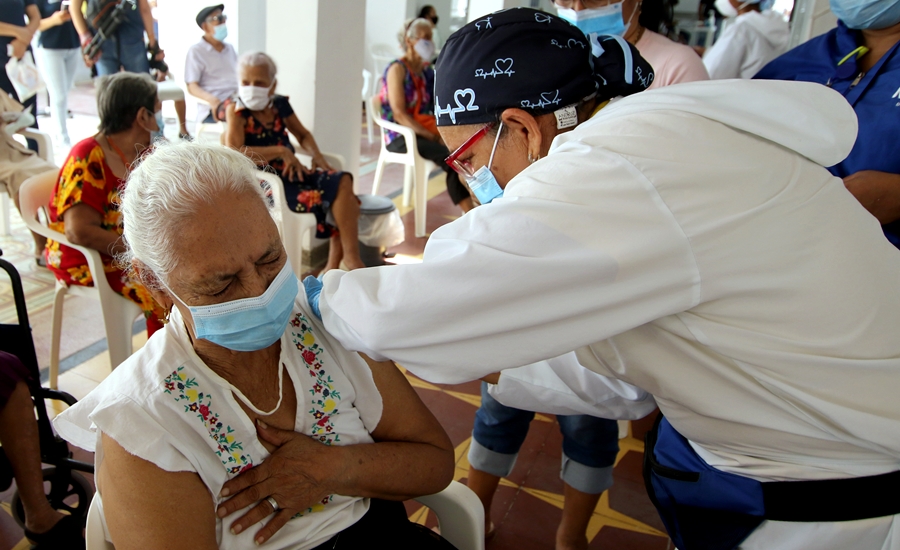 Centros de vida del Distrito de Barranquilla reportan primeros inmunizados contra COVID-19