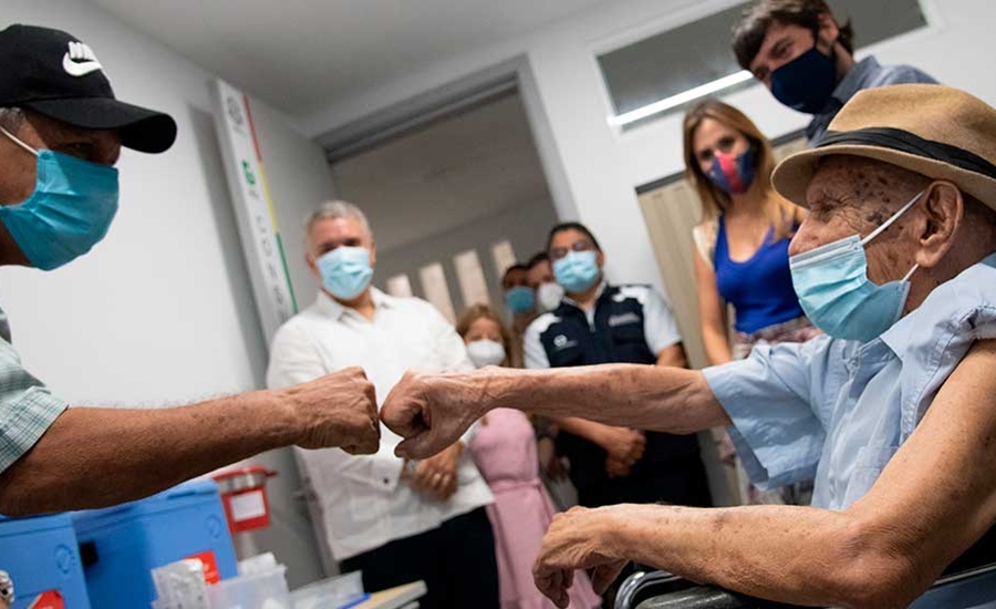 Adel Mass Arcón, es el vacunado un millón en Colombia