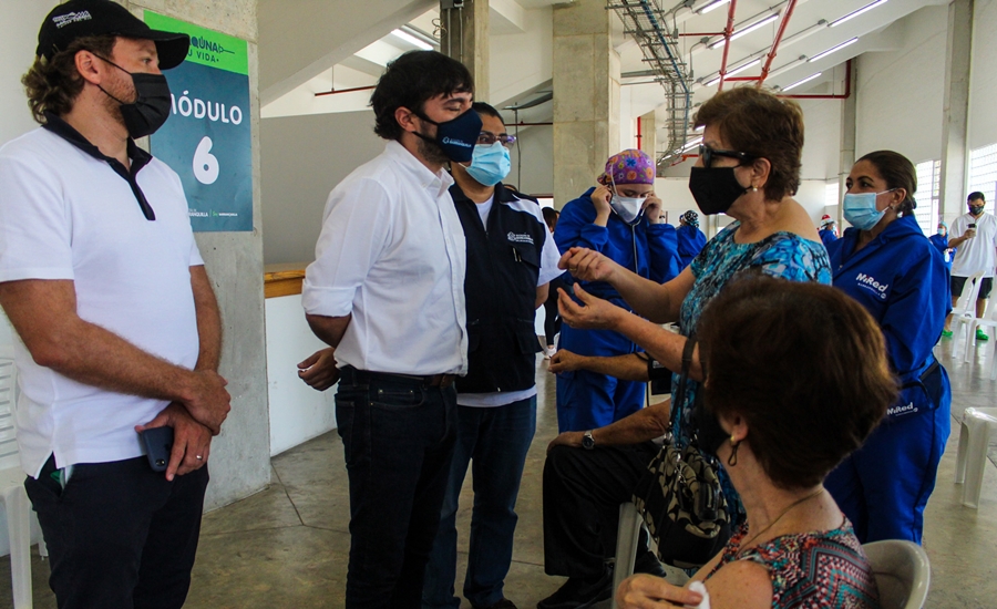 Adultos mayores de 75 años en adelante reciben vacunación COVID-19 en el estadio Romelio Martínez