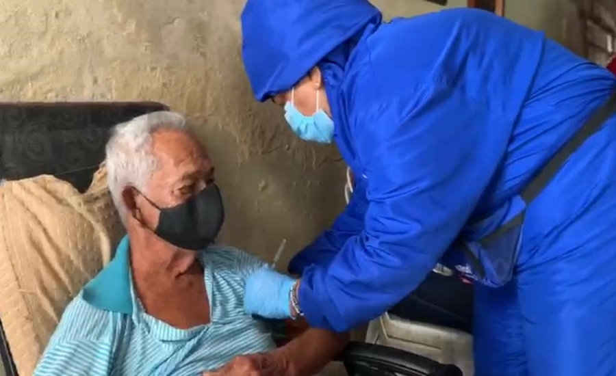 Para salvar vidas a domicilio, EPS llevan vacunación casa a casa en localidades de Barranquilla