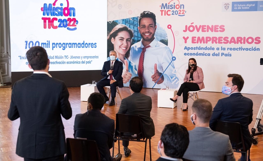 El presidente Duque, la ministra Karen Abudinen y varios empresarios le pusieron la firma al talento de Misión TIC