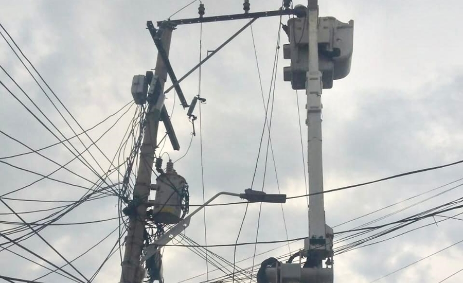 Técnicos de Air-e reparan averías ocasionadas por vendaval