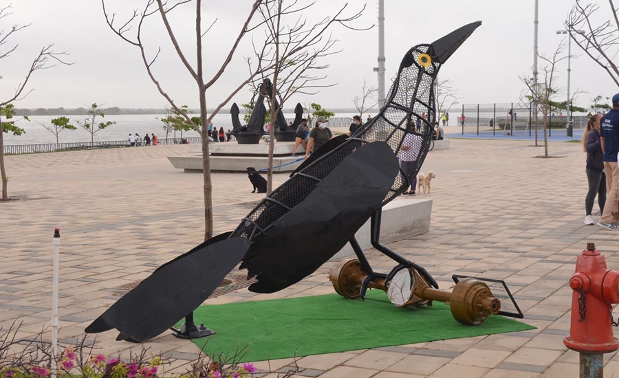 Triple A y su Fundación instalaron dos grandes canecas traga plásticos en el Gran Malecón de Barranquilla 