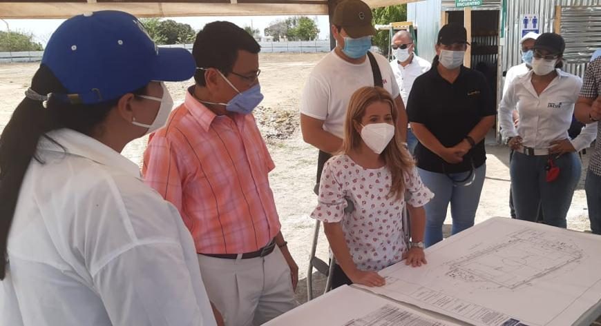 Gobernadora del Atlántico inspeccionó obras de recuperación de la cancha de Cuatro Bocas, en Tubará