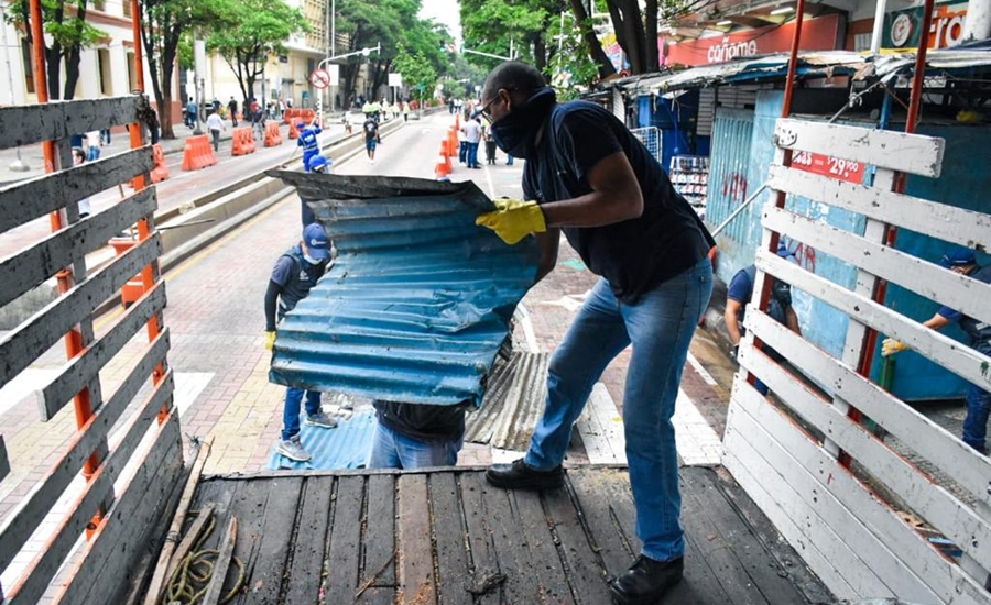 Tras años de ocupación informal, comerciantes pasan del andén a nuevos centros comerciales