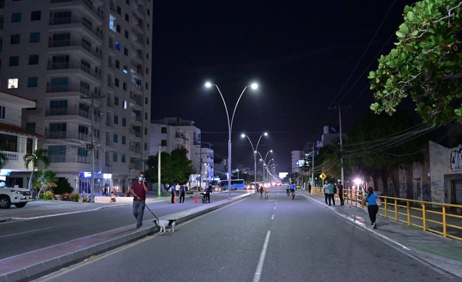 Gobernación del Magdalena ilumina a El Rodadero con entrega de luces led en la carrera 4ta